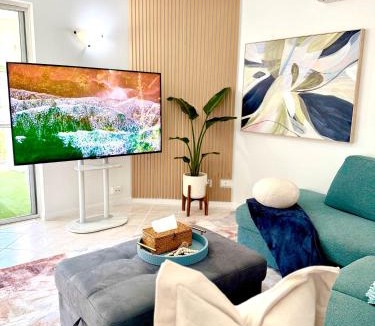 Cairns North Apartment | Luxury 2Bed 2bath Poolview apartment with Lift and 4pools