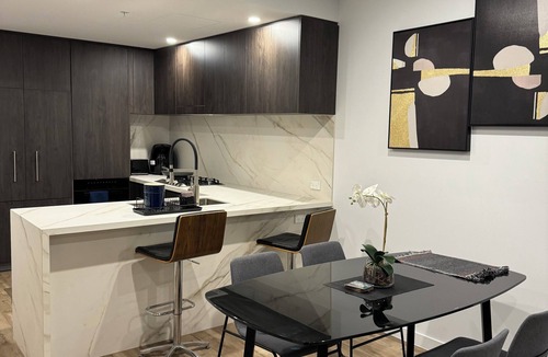 Main Beach Apartment | Luxury 2BR t2 Bath Apartment · Ocean Views · Main Beach