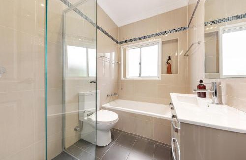 Caringbah South House | Luxury 3 bedroom 2 bathroom full home with easy access near Cronulla