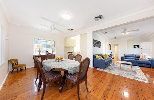 Caringbah South House | Luxury 3 bedroom 2 bathroom full home with easy access near Cronulla
