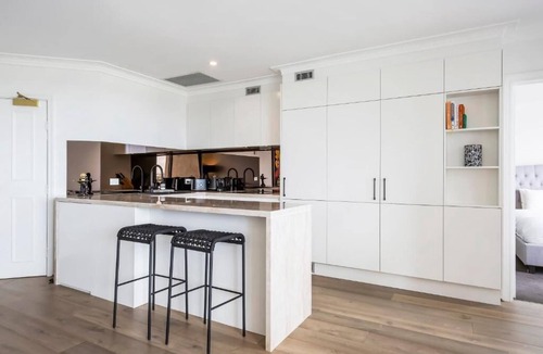 Kirribilli Apartment | Luxury 3 Bedroom Apartment with Harbour Bridge & Park View