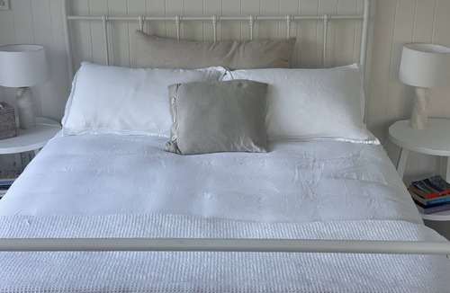 Cedar Brush Creek House | Luxury Cedar Tree Farm - Cosy Retreat with Games Room. Pet Friendly! Magic view!