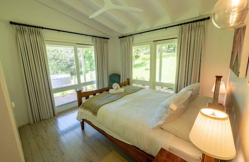 Cedar Brush Creek House | Luxury Cedar Tree Farm - Cosy Retreat with Games Room. Pet Friendly! Magic view!