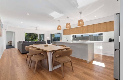 Banksia Beach Apartment | Luxury Kangaroo View