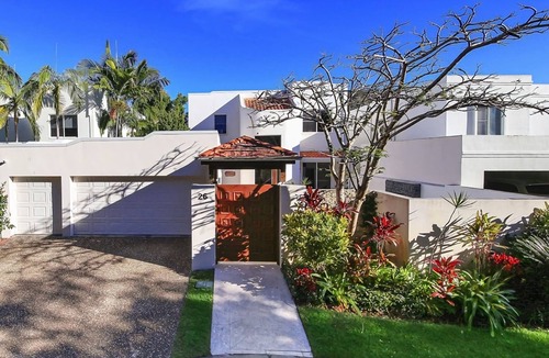 Mount Coolum House | Luxury Lakeside Villa