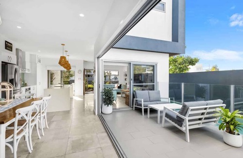 Birtinya House | Luxury Living with Heated Pool in Birtinya