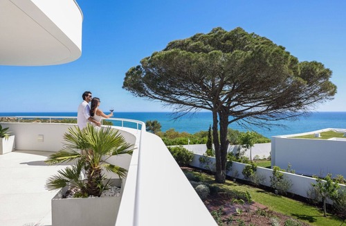 Faro City Centre Apartment | Luxury oceanside villa with pool [l]
