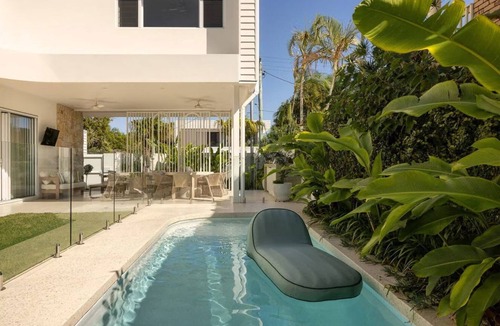 Burleigh Heads House | Luxury Villas Burleigh Springs (Pool & Walk to the beach)