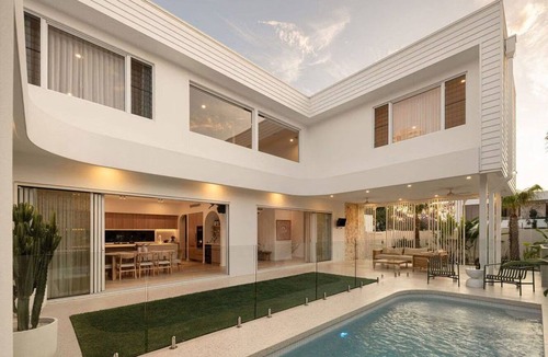 Burleigh Heads House | Luxury Villas Burleigh Springs (Pool & Walk to the beach)