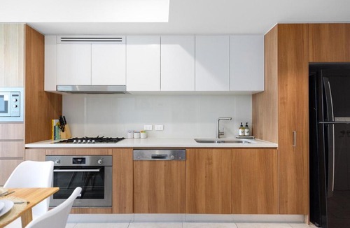 Brisbane Central Business District Apartment | LVL72 Breathtaking Views with Parking, Pool & Gym