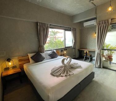 Chana Songkhram Hostel | Mad Monkey Bangkok