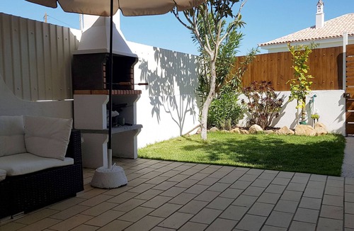 Sesmarias Apartment | Magnific Studio with a cozy garden, 5 minutes to the beach