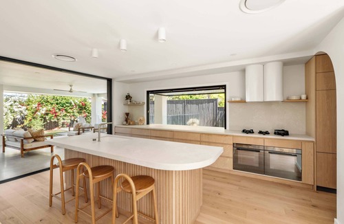 North Avoca House | Mediterranean Home | Pool, Sleeps 8, 50m to Beach