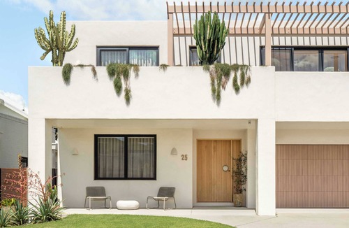 North Avoca House | Mediterranean Home | Pool, Sleeps 8, 50m to Beach