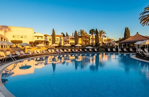 Estombar House | Minutes to Afurada Beach! Two Relaxing 2BR Apartment, Full Kitchens, 3 Pools!