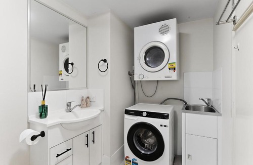 Mango Hill Apartment | Modern 2BR Mango Hill Stay Close to Shops & Rail