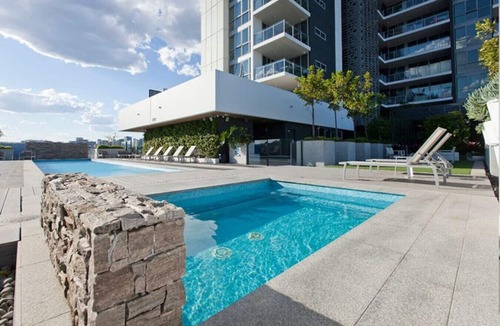 Woolloongabba Apartment | Modern 2BR with Balcony Overlooking The Gabba