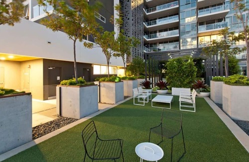 Woolloongabba Apartment | Modern 2BR with Balcony Overlooking The Gabba