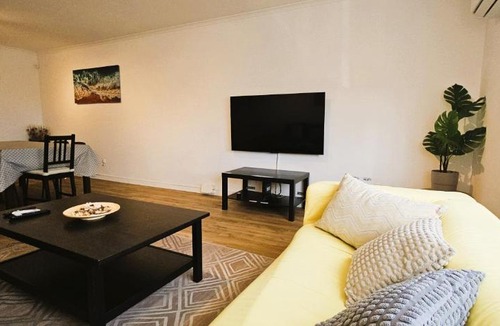 Palhais Apartment | Modern 3 Bed Flat - Beaches, Expo & City Fun - Your Gateway to Lisbon