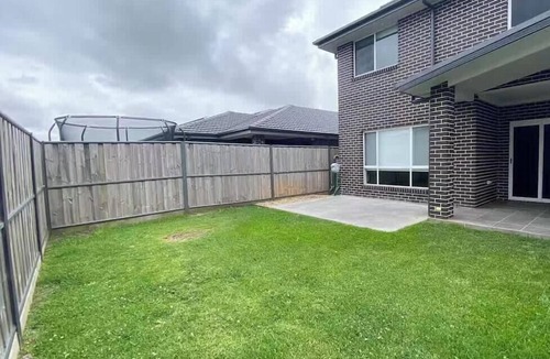 Gledswood Hills House | Modern 4BR Home Parking Family Friendly