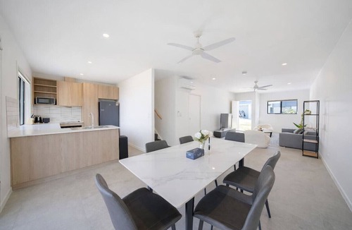 Bundamba House | Modern 4BR Townhouse Near Transport & Shops