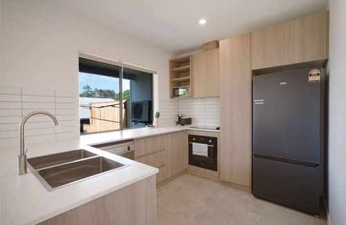 Bundamba House | Modern 4BR Townhouse Near Transport & Shops