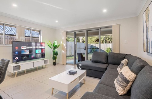 Park Ridge House | Modern 5BR Family Home in Peaceful Park Ridge