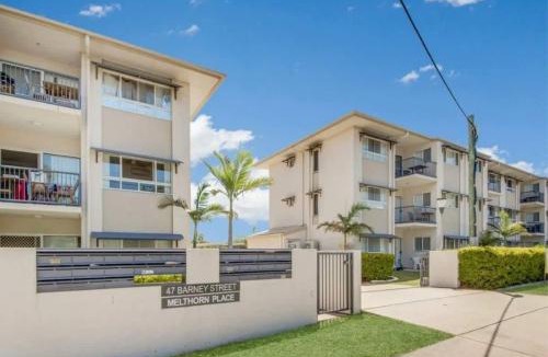 Barney Point Apartment | Modern Beach Apartment