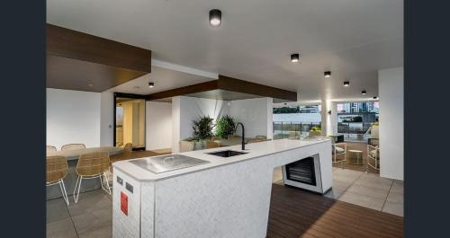 Broadbeach Apartment | Modern Broadbeach 2BR Apartment - Pet Friendly