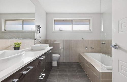 Seven Hills House | Modern Double Room with Ensuite Bath - Near Station - Shared Kitchen