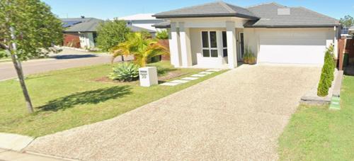 Deebing Heights House | Modern Four Bedroom Holiday Home Available in Deebing Heights