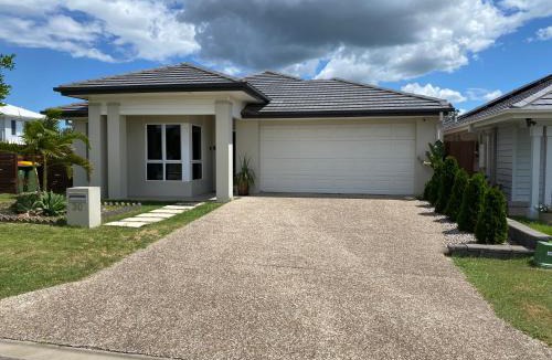 Deebing Heights House | Modern Four Bedroom Holiday Home Available in Deebing Heights