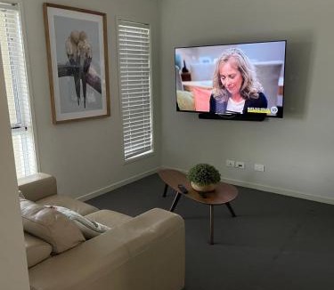 Deebing Heights House | Modern Four Bedroom Holiday Home Available in Deebing Heights