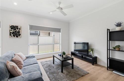 Park Ridge House | Modern House with Patio and Family Comfort)