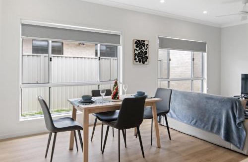 Park Ridge House | Modern House with Patio and Family Comfort)