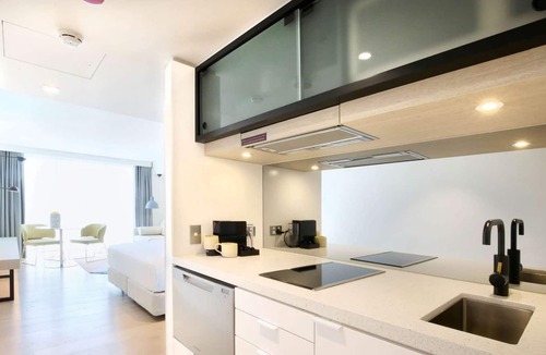 Bondi Beach Apartment | Modern luxe studio apartment in QT complex, right on Bondi Beach