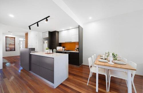 Newtown House | Modern Newtown Escape Cafés & Transport