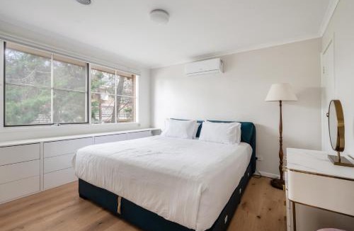 Glen Iris House | Modern Nomads Charming Glen Iris 2BR Townhouse with Free Parking