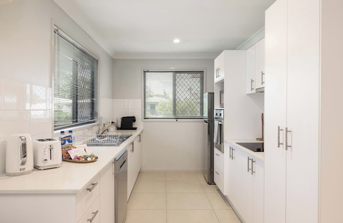 Rocklea Apartment | Modern Rocklea 1BR | AC | Kitchen | 121D1