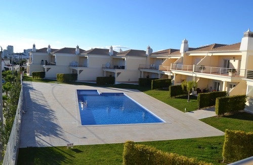 Branqueira House | Modern, spacious, centrally located three bedroom house with large pool and garden