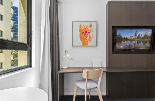Parramatta Apartment | Modern Studio in Parramatta Pool AC Workspace