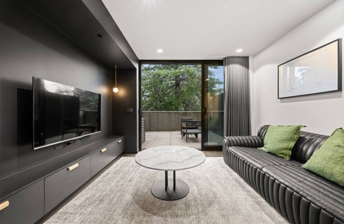 Braddon Apartment | Modern Studio w/Secure Parking & Haig Park Views!