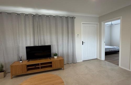 Capalaba House | Modern Sunlit Home For Spacious & Stylish Stay