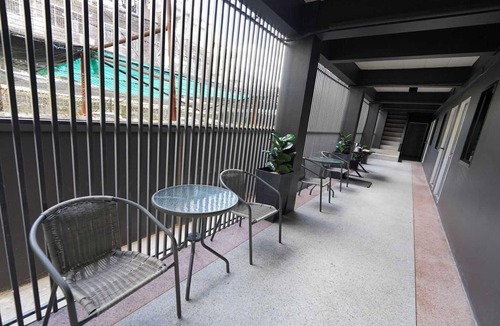 Samsen Nok House | Modern Twin Haven | Heart of Huaikwang Convenience