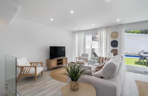 Charneca de Caparica e Sobreda Villa | Modern Villa with pool and garage by Soulplaces