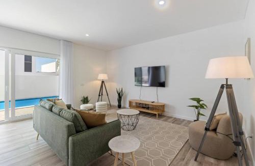 Peniche House | Modern Villa with Private Pool Near Baleal Beach
