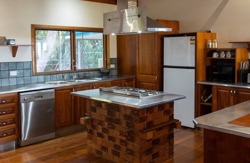 Mowbray House | Mount Panorama: Mowbray Forest Retreat with Pool