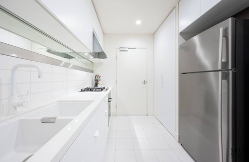 Melbourne Central Business District Apartment | MSA Vision: 3-Bed 2-Bath apartment with Balcony, City Views, Gym, Pool & Parking