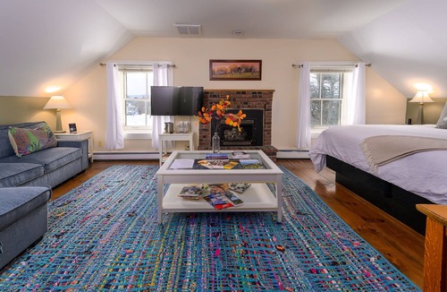 Stowe Bed & Breakfast | Mt Mansfield Suite+Breakfast @ Brass Lantern Inn