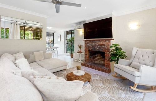 Mudjimba House | Mudjimba Beach House, sleeps 6, pet friendly